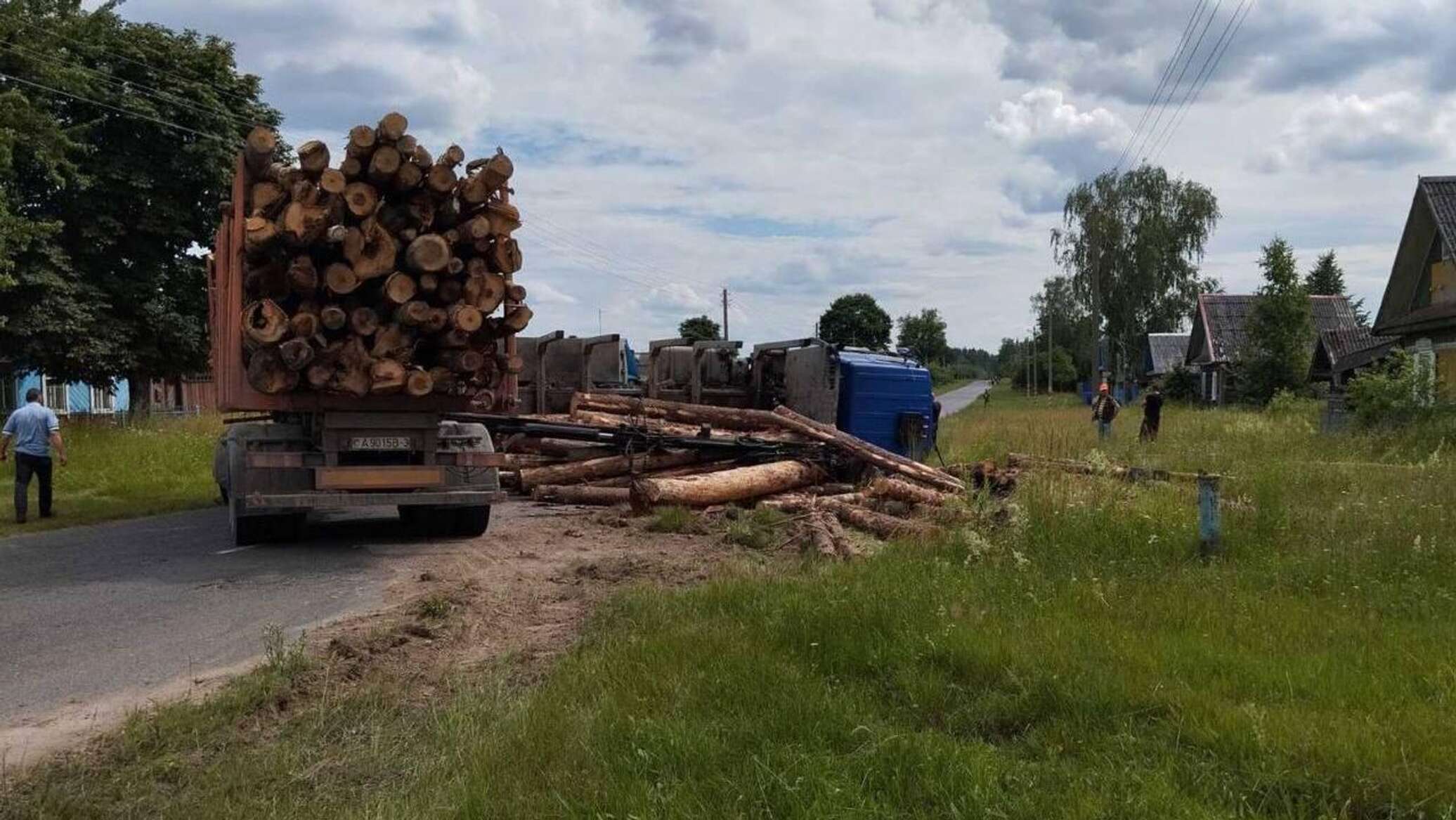 Девочка-подросток погибла под колесами лесовоза в Рогачевском районе -  14.06.2024, Sputnik Беларусь