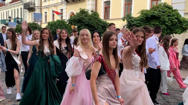 Группа Dabro и шествие выпускников: как в Гродно проходит прощание со школой - Sputnik Беларусь