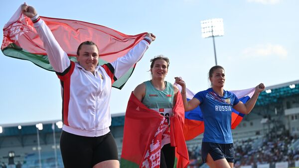 Победительницы финальных соревнованиях по метанию молота среди женщин - Sputnik Беларусь