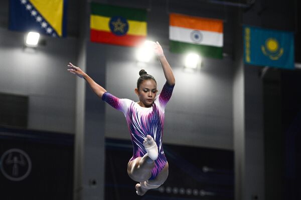 Сасивимон Муеангфуан (Тайланд) выполняет упражнения на бревне в финале соревнований по спортивной гимнастике среди женщин. - Sputnik Беларусь