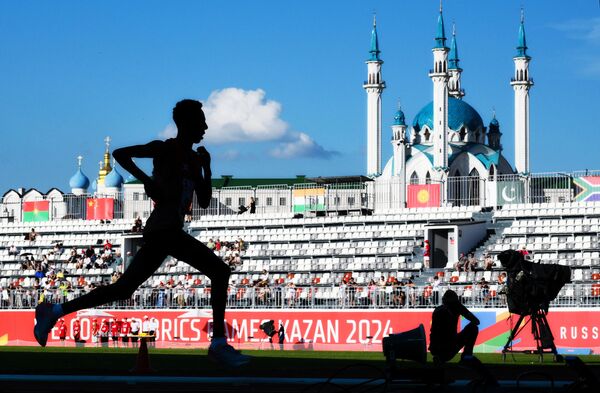 Дебесай Десале Теклемариам (Эритрея) в финальном забеге на 5000 м среди мужчин. - Sputnik Беларусь