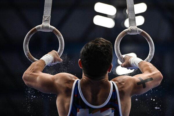 Артур Далалоян (Россия) выполняет упражнения на кольцах в личном многоборье соревнований по спортивной гимнастике среди мужчин. - Sputnik Беларусь