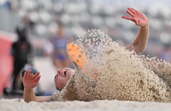 Анастасия Дрозд (Беларусь) выполняет прыжок в длину в финальных соревнованиях среди женщин. - Sputnik Беларусь
