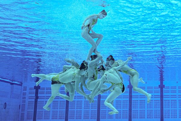 Спортсменки сборной КНДР выступают в произвольной программе групповых соревнований по синхронному плаванию. - Sputnik Беларусь