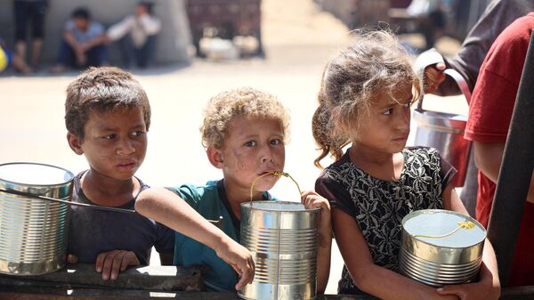 Дети ждут раздачи еды в лагере для внутренне перемещенных лиц в Хан-Юнисе, на юге сектора Газа, июнь 2024 года - Sputnik Беларусь