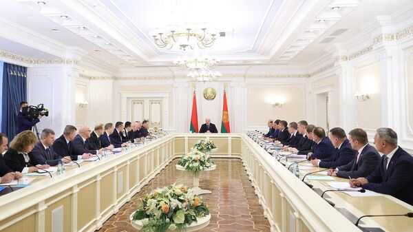 Александр Лукашенко 14 июня собрал совещание с руководством Совета Министров  - Sputnik Беларусь