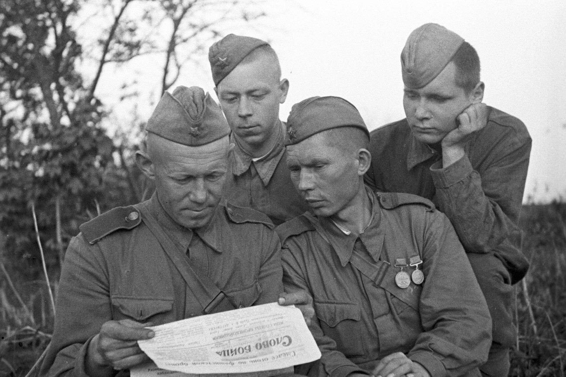 Воины 48-й армии читают армейскую газету Слово бойца. 1-й Белорусский фронт. 24 июня 1944 года - Sputnik Беларусь, 1920, 18.06.2024