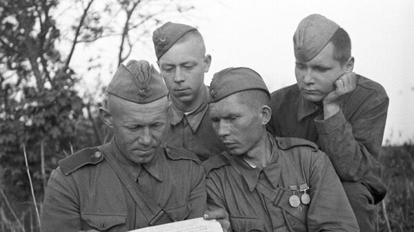 Воины 48-й армии читают армейскую газету Слово бойца. 1-й Белорусский фронт. Июнь 1944 года - Sputnik Беларусь