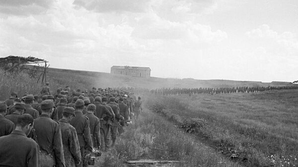 Колонну пленных немцев ведут по полю. Белоруссия, лето 1944 года - Sputnik Беларусь