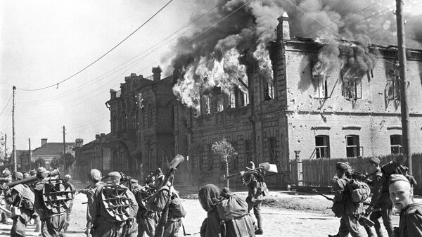 Советские войска 1-го Белорусского фронта вступили в освобожденный город Бобруйск - Sputnik Беларусь