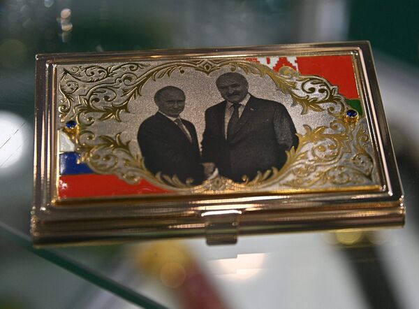 Визитница с изображением президентов России и Беларуси Владимира Путина и Александра Лукашенко. - Sputnik Беларусь