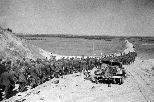 Колонна немецких военнопленных, сдавшихся в ходе боев за Витебскую область. - Sputnik Беларусь
