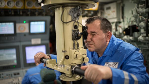 Командир атомной подводной лодки смотрит в перископ, архивное фото - Sputnik Беларусь