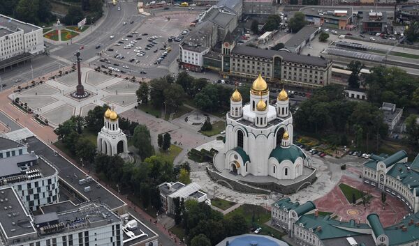 Изначально в том месте, где сейчас находится площадь Победы (на фото) располагались городские ворота. Однако к ХХ веку подобные сооружения утратили актуальность, и на их месте было решено разбить площадь, которую первоначально назвали в честь Ганзейского союза. После прихода к власти Гитлера ее переименовали в Адольф-Гитлер-Платц. Современное название она получила в 1945 году. В 1953-м в центре площади поставили памятник И. В. Сталину, пять лет спустя его заменили на монумент В.И. Ленину, впоследствии от памятников решили отказаться в принципе, теперь тут Триумфальная колонна и фонтаны.А в 2006 году здесь открылся храм Христа Спасителя.  - Sputnik Беларусь