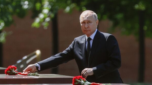 Путин возлагает цветы к Могиле Неизвестного Солдата – трансляция - Sputnik Беларусь