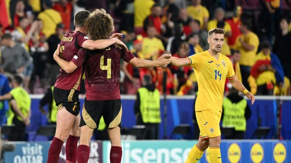 Бельгийцы празднуют победу над румынами в матче ЧЕ по футболу - Sputnik Беларусь