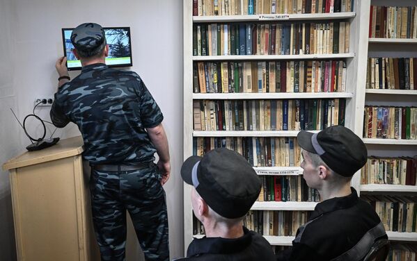 Пленные имеют доступ к библиотеке и телевизору в исправительном учреждении. - Sputnik Беларусь