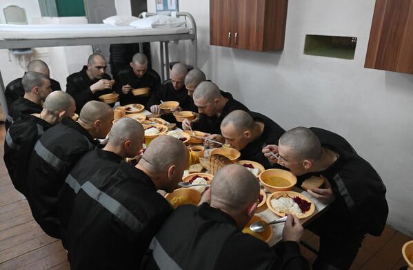 Украинские пленные на обеде. - Sputnik Беларусь