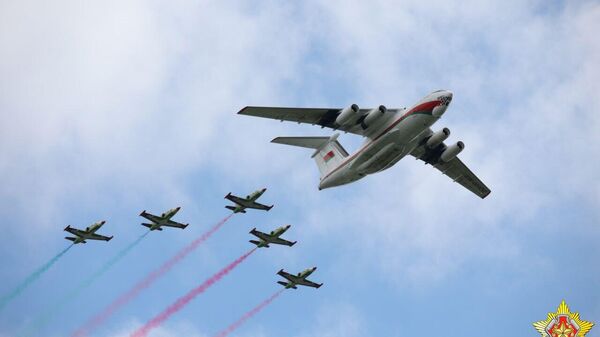 Военные летчики Беларуси провели репетицию воздушной части парада на День независимости - Sputnik Беларусь