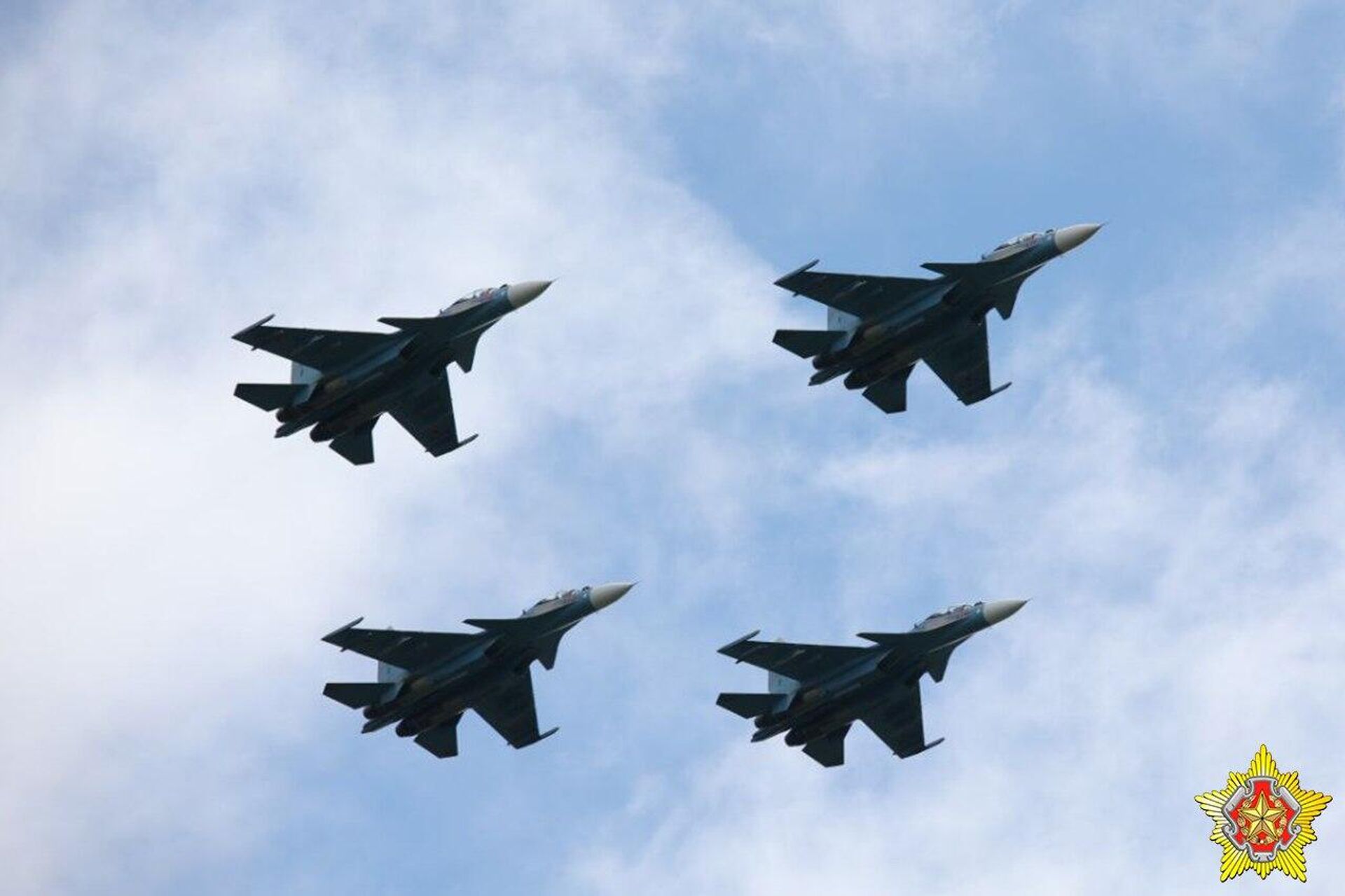 Военные летчики Беларуси провели репетицию воздушной части парада на День Независимости - Sputnik Беларусь, 1920, 24.06.2024