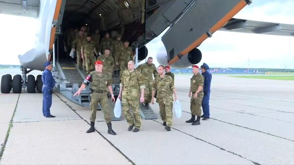 Освобожденные из плена российские военные вернулись в Москву (видео) - Sputnik Беларусь
