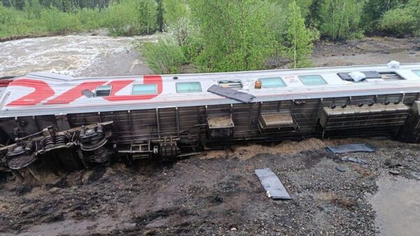 Девять вагонов пассажирского поезда сошли с рельсов в Коми - Sputnik Беларусь