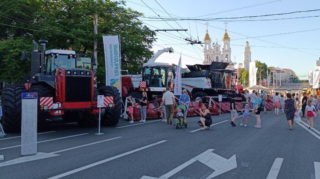 Снегоболотоход, собак-спасателей и 52-метровую лестницу показали в Витебске  - 27.06.2024, Sputnik Беларусь