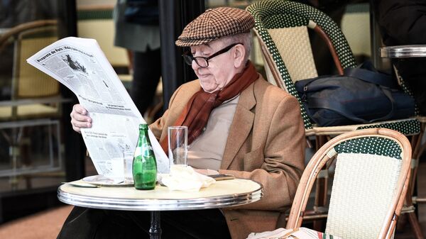 Мужчина читает газету на террасе знаменитого парижского Cafe de Flore, архивное фото - Sputnik Беларусь