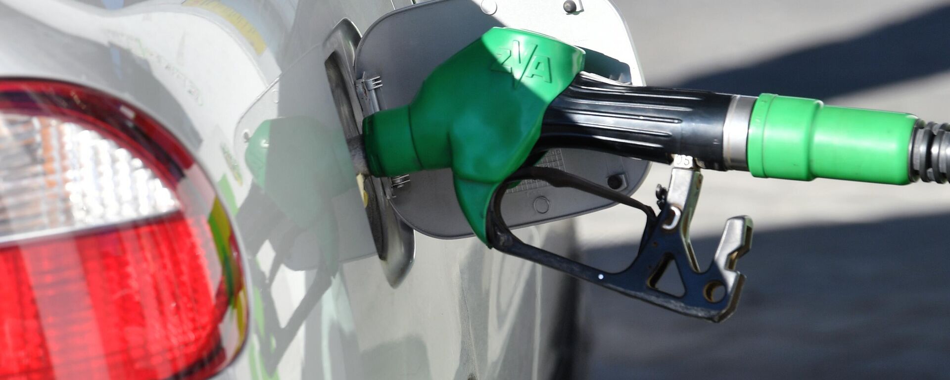 Машина заправляется на АЗС - Sputnik Беларусь, 1920, 31.03.2026