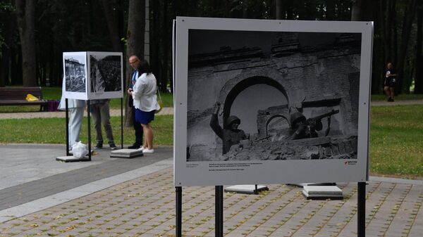 Фотовыставка Освобождение. Путь к Победе открылась в Минске - Sputnik Беларусь