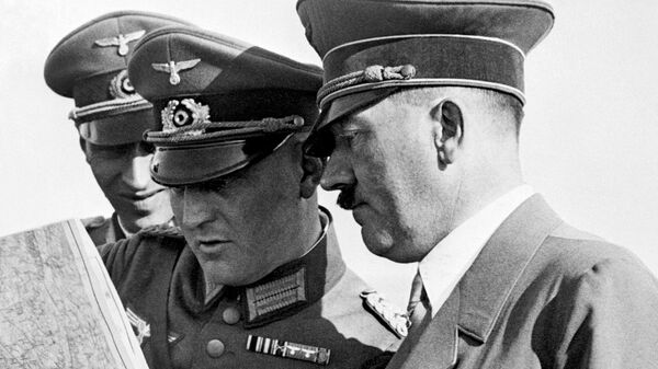 Нацистский канцлер Германии Адольф Гитлер (справа) и высокопоставленные нацистские офицеры, рассматривающие географическую карту, архивное фото - Sputnik Беларусь