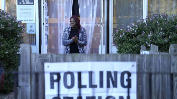 Женщина покидает избирательный участок в Лондоне - Sputnik Беларусь