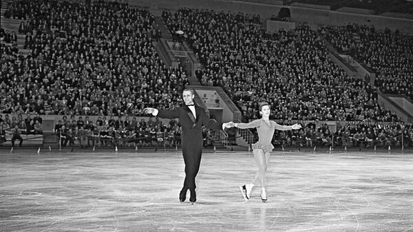 Советские фигуристы Нина и Станислав Жук заняли первое место на международных соревнованиях по фигурному катанию на коньках в 1959 году - Sputnik Беларусь