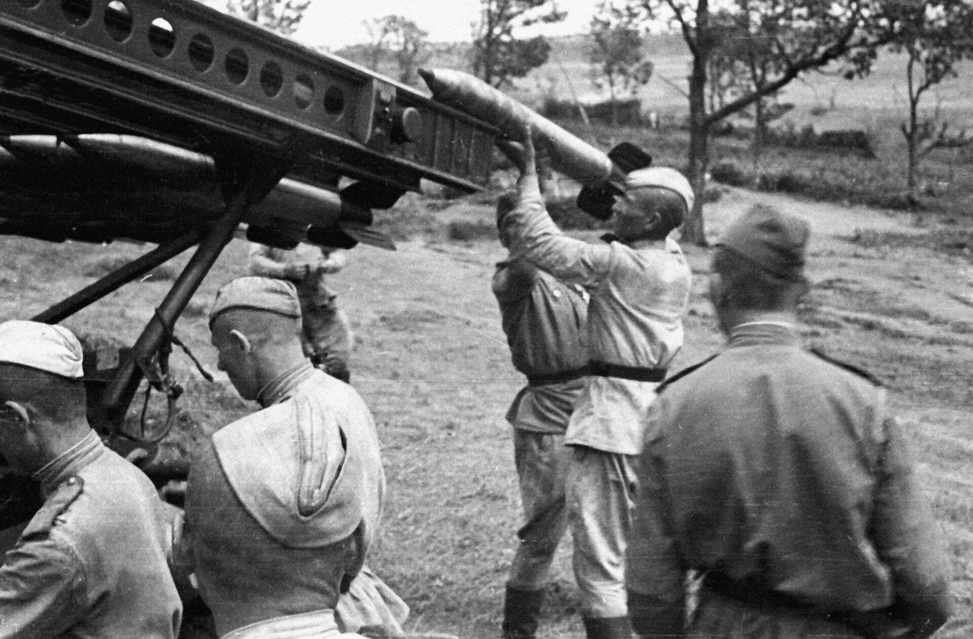 Солдаты готовят реактивную установку Катюша к ведению огня, июль 1944 года - Sputnik Беларусь, 1920, 05.07.2024