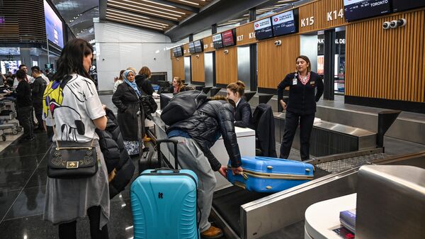 Пассажиры в аэропорту Стамбула - Sputnik Беларусь