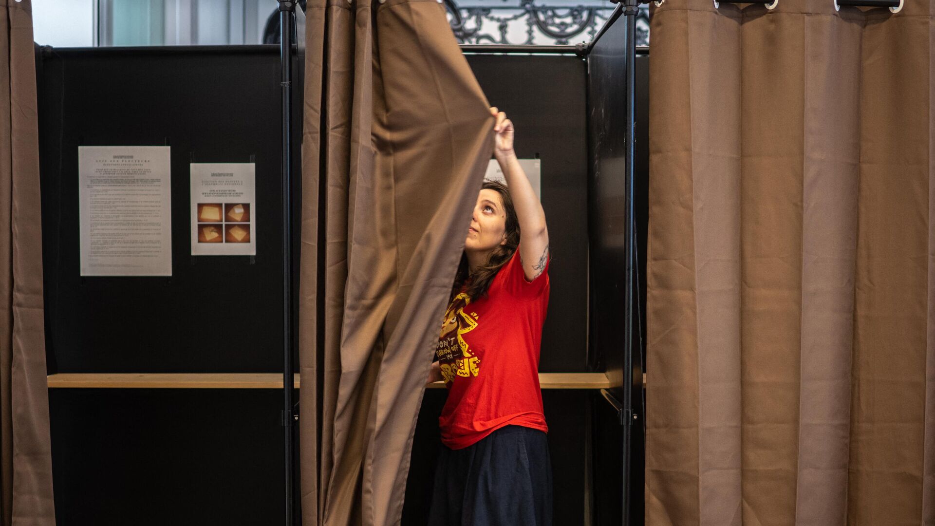 Женщина голосует во втором туре выборов в законодательные органы Франции во французском посольстве в Токио, 7 июля 2024 года - Sputnik Беларусь, 1920, 07.07.2024