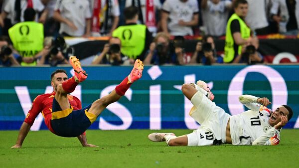 Защитник Испании № 02 Дани Карвахаль (слева) и полузащитник Германии № 10 Джамаль Мусиала столкнулись во время четвертьфинального футбольного матча Евро-2024 между Испанией и Германией на Штутгарт Арене в Штутгарте 5 июля 2024 года - Sputnik Беларусь