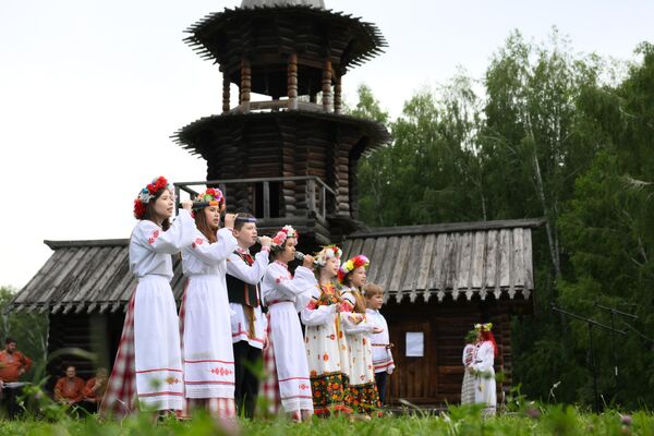 На другім плане: званіца царквы Спаса Нерукатворнага (Спаса-Зашыверская). - Sputnik Беларусь