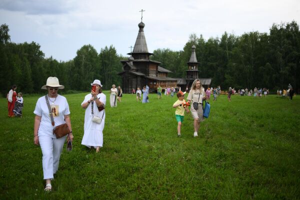 Участники фестиваля белорусской культуры Купалье на территории Историко-архитектурного музея под открытым небом Института археологии и этнографии СО РАН - Sputnik Беларусь