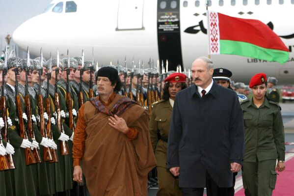 2 лістапада 2008 года Аляксандр Лукашэнка сустракаў у аэрапорце лівійскага лідара Муамара Кадафі. - Sputnik Беларусь