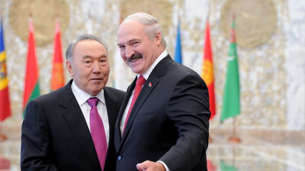 Президент Беларуси Александр Лукашенко (справа) и президент Казахстана Нурсултан Назарбаев Президент Беларуси Александр Лукашенко (справа) и президент Казахстана Нурсултан Назарбаев - Sputnik Беларусь