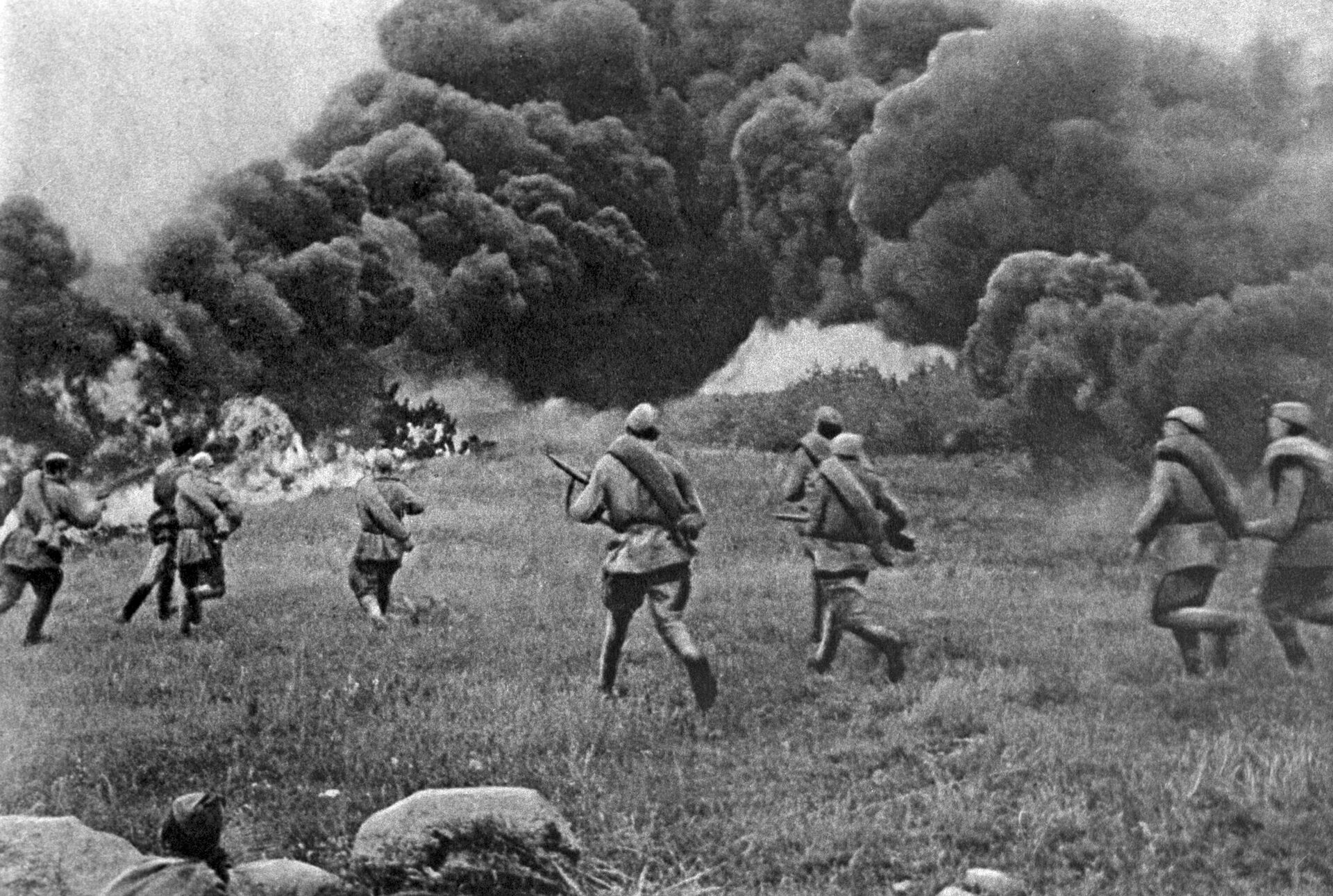 Великая Отечественная война 1941-1945 гг. Белорусская стратегическая наступательная операция Багратион. Штурмовая группа бойцов Красной армии под огнем противника идет в атаку Великая Отечественная война 1941-1945 гг. Белорусская стратегическая наступательная операция Багратион. Штурмовая группа бойцов Красной армии под огнем противника идет в атаку - Sputnik Беларусь, 1920, 10.05.2025
