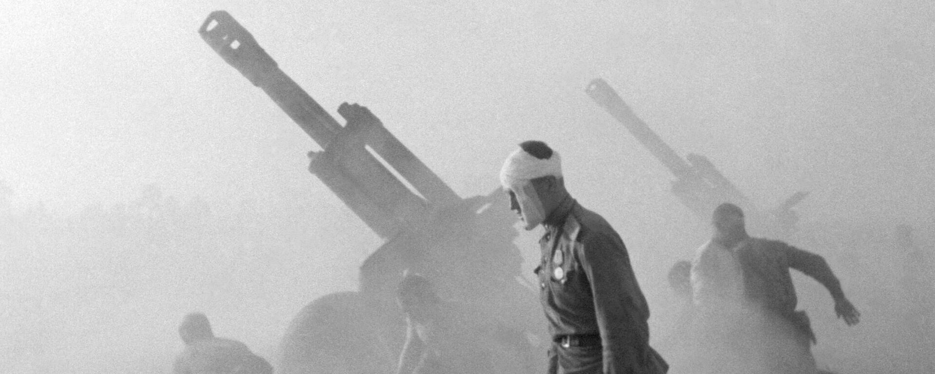 ВАВ. Батарэя 152-мм гаўбіц Д-1 110-га ГАП вядзе агонь па нямецкіх войсках. На пярэднім плане - камандзір агнявога ўзвода 110-га гаўбічнага артылерыйскага палка 2-й корпуснай артылерыйскай Магілёўскай брыгады 49-й арміі лейтэнант Вячаслаў Сяргеевіч Царапкін. Беларусь, лета 1944 года - Sputnik Беларусь, 1920, 22.06.2026
