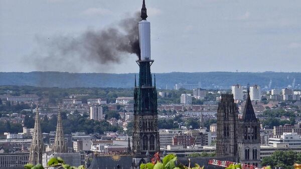 Пожар начался в знаменитом Руанском соборе во Франции - Sputnik Беларусь