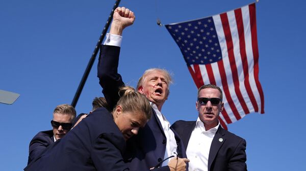 Дональд Трамп после покушения на предвыборном митинге в Батлере, США - Sputnik Беларусь