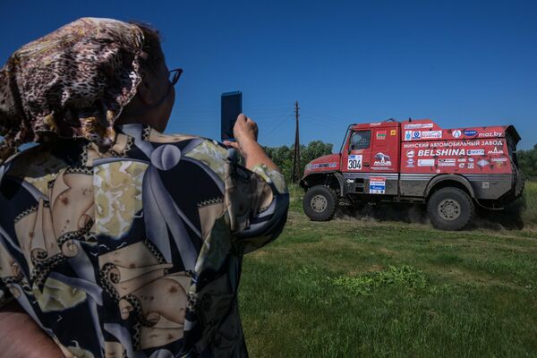 Гоншчыкі каманды &quot;МАЗ-СПОРТаўто&quot; Аляксей Вішнеўскі, Максім Новікаў і Сяргей Сачук (экіпаж 304) на дыстанцыі 2-га этапу. - Sputnik Беларусь