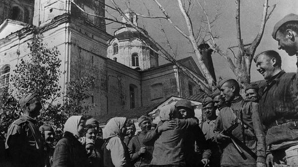 Полацкая наступальная аперацыя (29 чэрвеня – 4 ліпеня 1944 года). Жыхары Полацка сустракаюць сваіх вызваліцеляў – воінаў Прыбалтыйскага фронту. 5 ліпеня 1944 года - Sputnik Беларусь