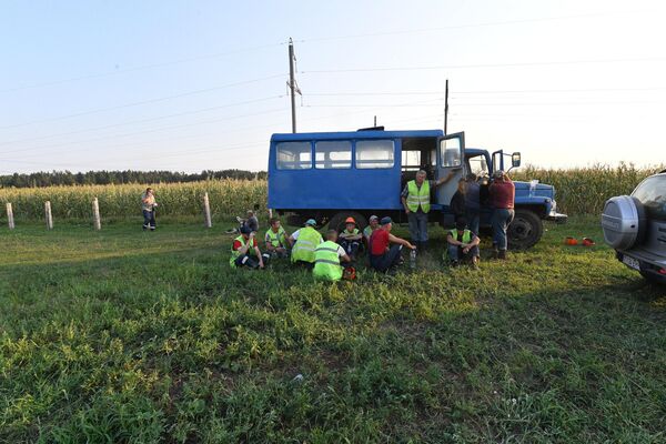 Прызнаюцца, працы яшчэ застаецца многа, для пачатку работнікі прымаюць пашкоджаныя апоры ЛЭП, кожная з іх важыць сем тон. Далей трэба будзе ўстанавіць новыя канструкцыі. - Sputnik Беларусь