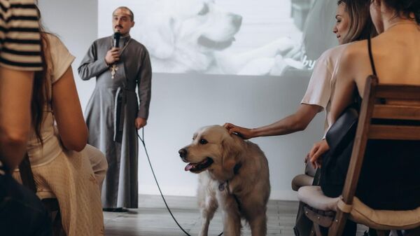 Первая служебная собака-терапевт появилась в Беларуси, ее подготовил священник - Sputnik Беларусь