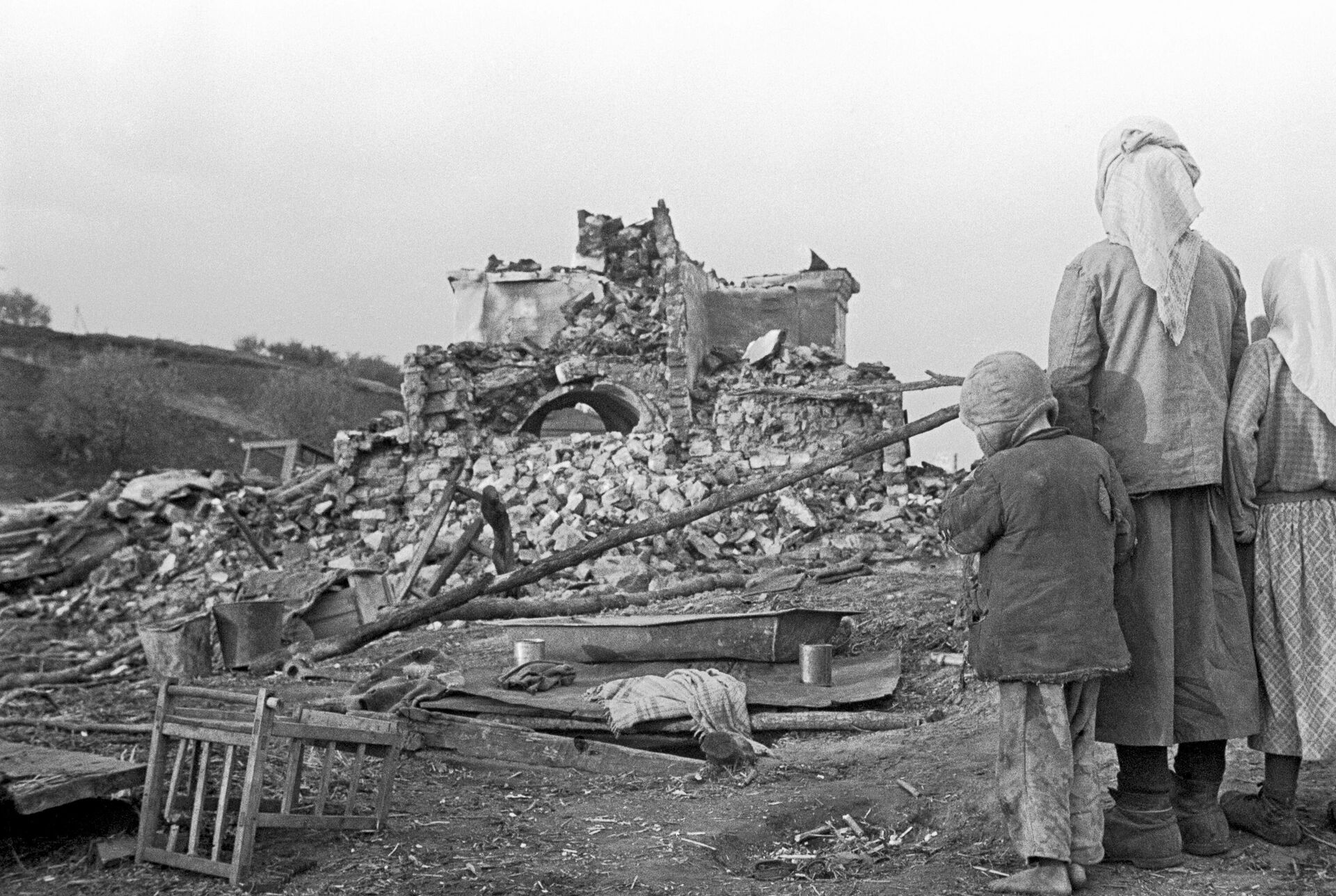 Белорусская семья на пепелище родного дома - Sputnik Беларусь, 1920, 06.04.2026